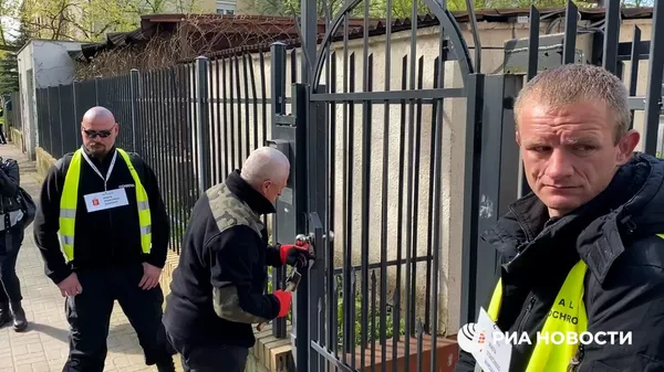 В Варшаве полиция ворвалась в здание школы при российском посольстве - Sputnik Южная Осетия
