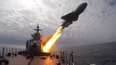 Пуск баллистической ракеты с борта российского корвета "Гремящий". Архивное фото