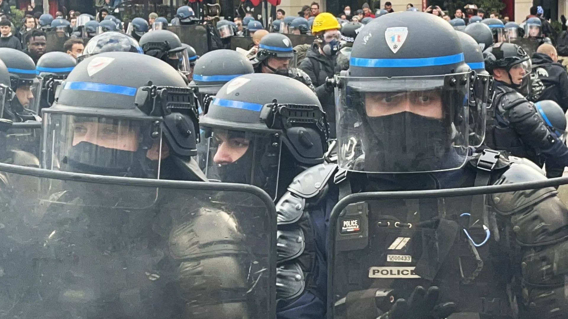 Сотрудники полиции на акции протеста в Париже. Архивное фото