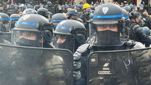 Сотрудники полиции на акции протеста в Париже. Архивное фото - Sputnik Южная Осетия