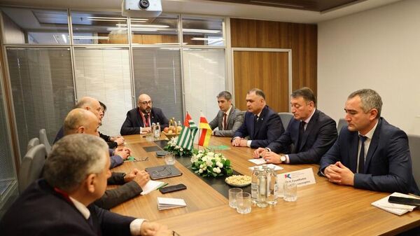 Встреча президента Алана Гаглоева с президентом Абхазии Асланом Бжания - Sputnik Южная Осетия