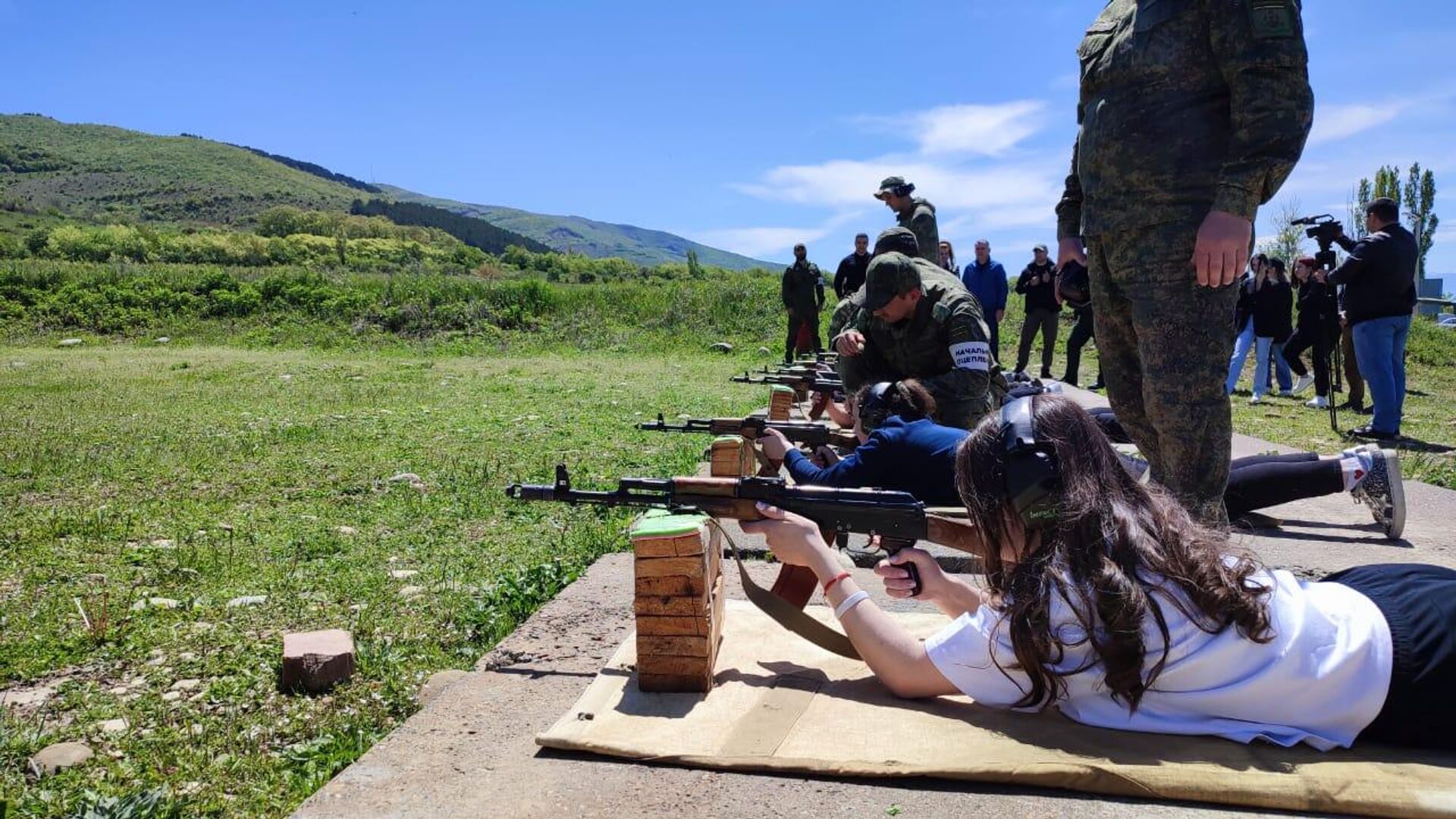 Школьников Южной Осетии обучили навыкам обращения с оружием, занятия посетил Алан Гаглоев - Sputnik Южная Осетия, 1920, 05.05.2023