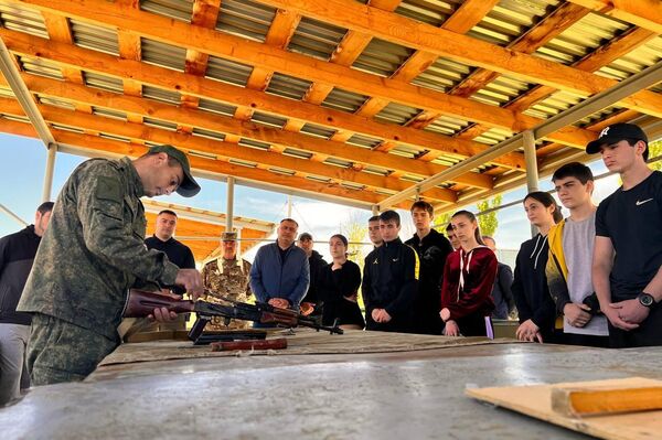 Школьников Южной Осетии обучили навыкам обращения с оружием, занятия посетил президент Алан Гаглоев - Sputnik Южная Осетия