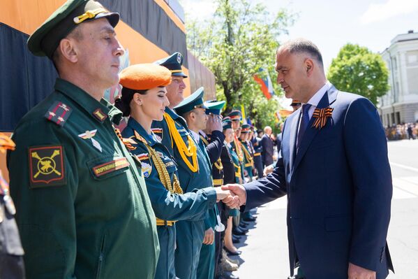 Алан Гаглоев поблагодарил командиров парадных расчетов - Sputnik Южная Осетия