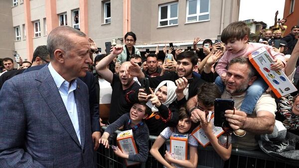 Президент Турции Реджеп Тайип Эрдоган после голосования на избирательном участке в ходе всеобщих выборов в Стамбуле - Sputnik Южная Осетия