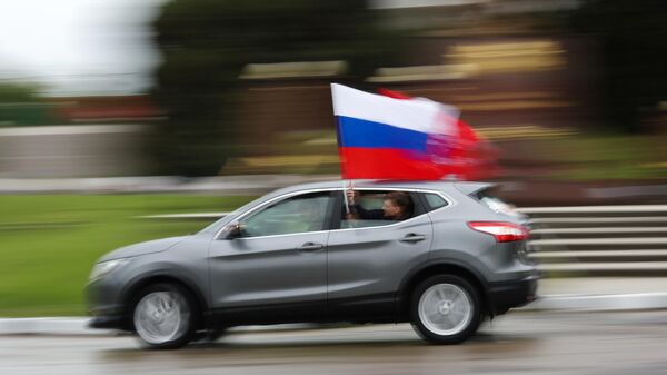 Автомобиль с флагами России и СССР - Sputnik Южная Осетия