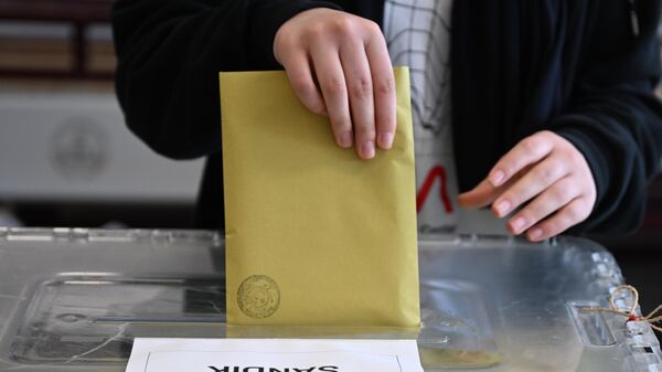 Избиратель голосует на всеобщих выборах в Стамбуле - Sputnik Южная Осетия
