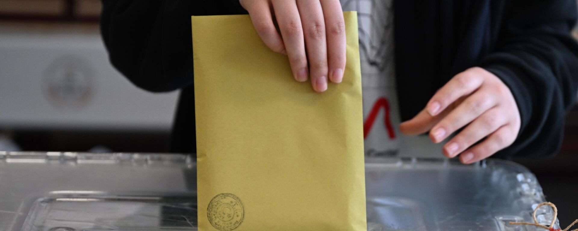 Избиратель голосует на всеобщих выборах в Стамбуле - Sputnik Южная Осетия, 1920, 15.05.2023