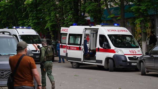 Автомобили скорой медицинской помощи на месте взрыва возле барбершопа в Луганске - Sputnik Южная Осетия