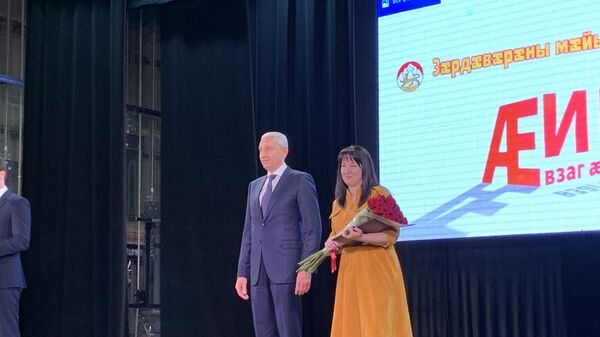 Премьер правительства Северной Осетии Борис Джанаев поздравил учителей осетинского языка и литературы - Sputnik Южная Осетия