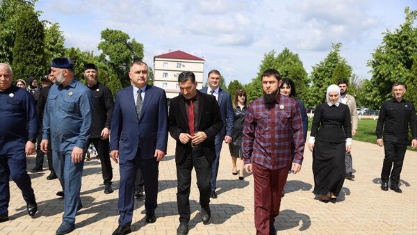 Алан Гаглоев возложил цветы к мемориалу первому Президенту Чеченской Республики Ахмату-Хаджи Кадырову - Sputnik Южная Осетия