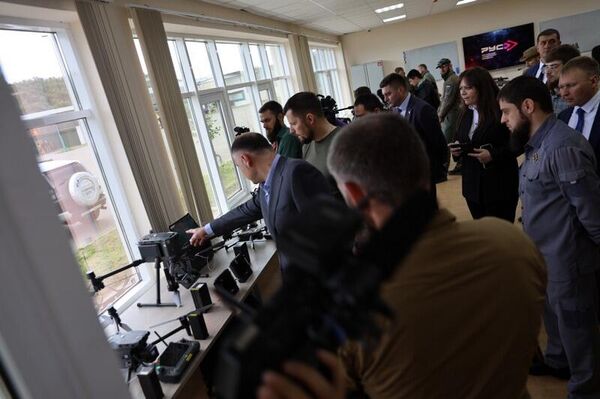 Президент Южной Осетии Алан Гаглоев осмотрел Российский университет спецназа, расположенный в городе Гудермес Чеченской Республики. - Sputnik Южная Осетия