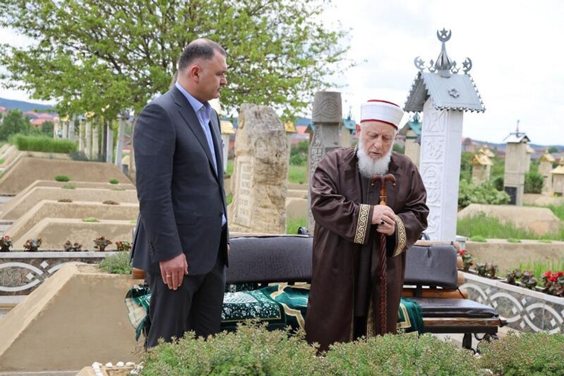 Президент Алан Гаглоев посетил могилу первого Президента Чеченской Республики, Героя России Ахмата-Хаджи Кадырова  - Sputnik Южная Осетия, 1920, 16.05.2023