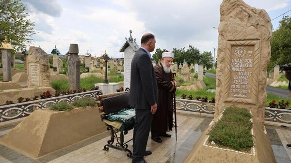 Президент Алан Гаглоев посетил могилу первого Президента Чеченской Республики, Героя России Ахмата-Хаджи Кадырова  - Sputnik Южная Осетия