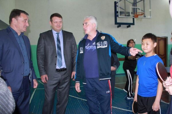 Глава правительства Константин Джуссоев (крайний слева) посетил Цхинвальскую школу-интернат  - Sputnik Южная Осетия