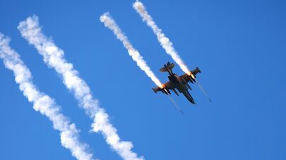 Штурмовик Су-25 во время пуска бортовых ракет 