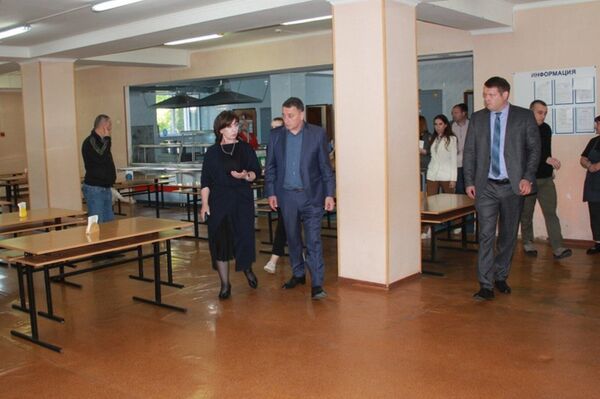 Глава правительства Константин Джуссоев посетил Цхинвальскую школу-интернат - Sputnik Южная Осетия