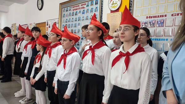 Торжественная линейка в школе №5 в честь 101-летия пионерии - Sputnik Южная Осетия