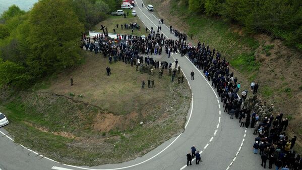 Сотни людей пришли на траурный митинг, который состоялся на месте, где расстреляли колонну с беженцами. - Sputnik Южная Осетия