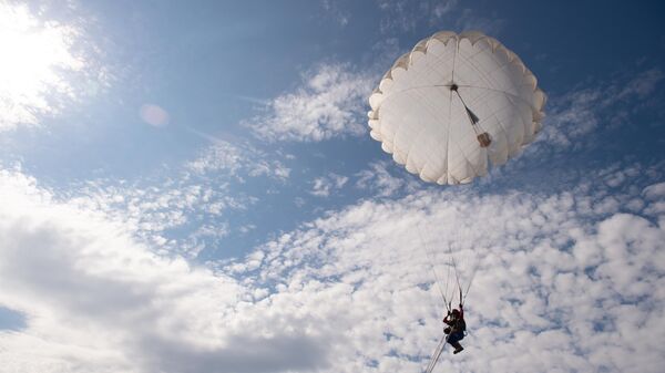 Разведчик ЮВО отрабатывает прыжки с парашютом на горном полигоне в Северной Осетии  - Sputnik Южная Осетия