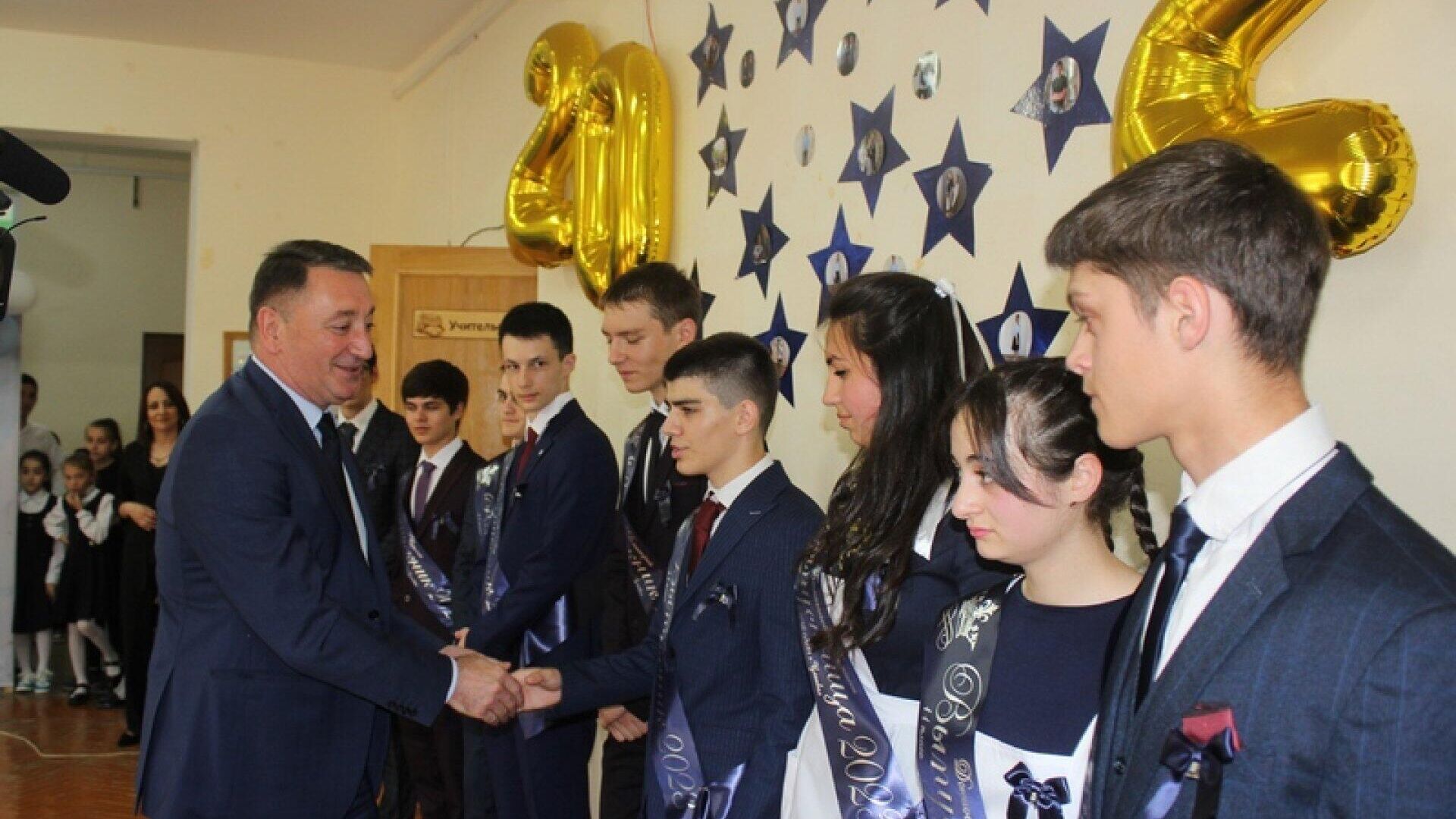 Председатель правительства РЮО Константин Джуссоев посетил школу №11 - Sputnik Хуссар Ирыстон, 1920, 24.05.2023
