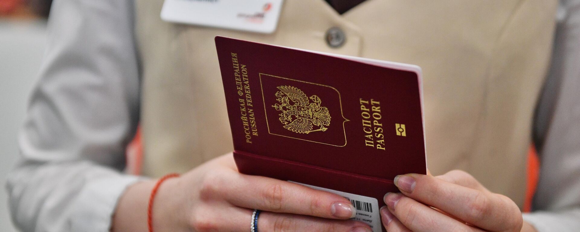 Заграничный биометрический паспорт. Архивное фото  - Sputnik Южная Осетия, 1920, 03.12.2025