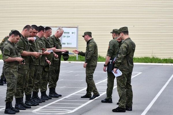 Югоосетинские военнослужащие на торжественном построении в Минобороны РЮО  - Sputnik Южная Осетия