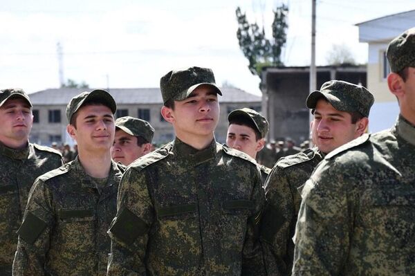 Югоосетинские военнослужащие на торжественном построении в Минобороны РЮО  - Sputnik Южная Осетия
