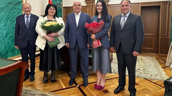 Встреча президента Абхазии Аслана Бжания и министра культуры Южной Осетии Рады Дзагоевой - Sputnik Южная Осетия