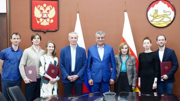 Сергей Меняйло поздравил Светлану Адырхаеву с юбилеем - Sputnik Южная Осетия