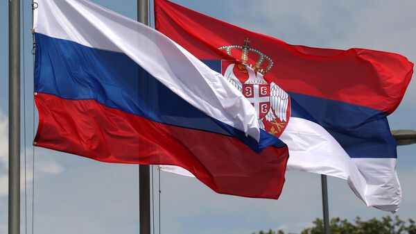 Государственные флаги России и Сербии. Архивное фото  - Sputnik Южная Осетия