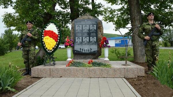 К обелиску павшим сотрудникам ОМОН возложили цветы - Sputnik Южная Осетия