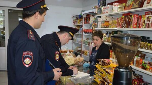 УБЭП МВД проверяет торговые объекты на предмет продажи опасных алкогольных напитков - Sputnik Южная Осетия