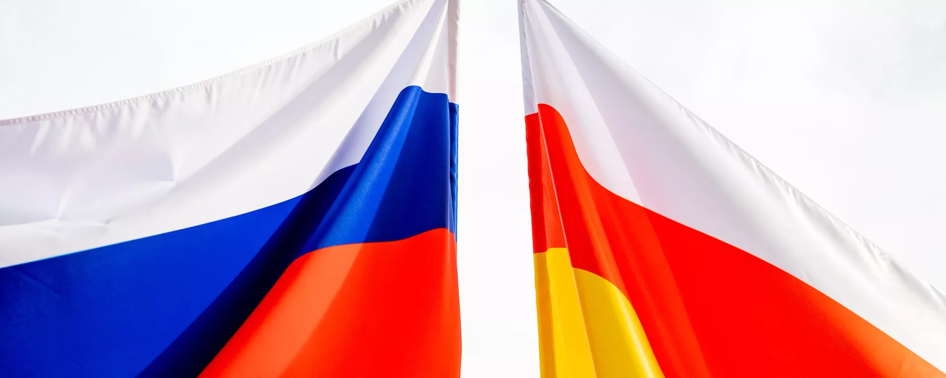 Российский и осетинский флаги - Sputnik Южная Осетия, 1920, 19.08.2024
