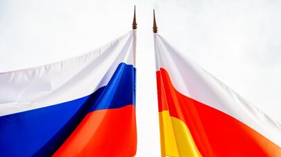 Флаги Южной Осетии и России