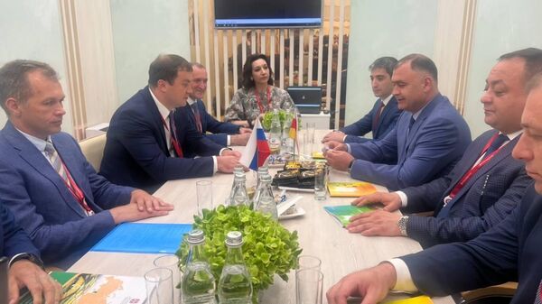 Алан Гаглоев встретился с врио губернатора Омской области Виталием Хоценко - Sputnik Южная Осетия