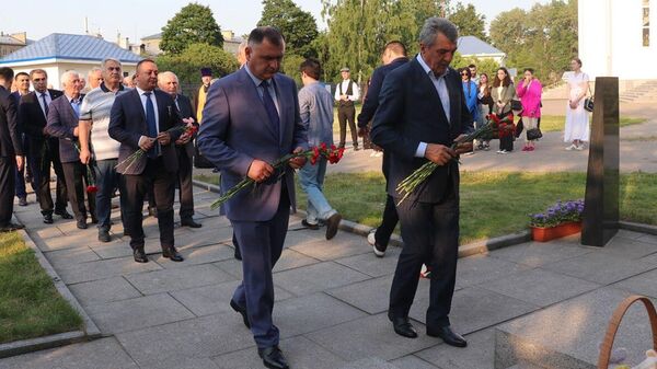 Алан Гаглоев возложил цветы к Монументу жертвам Беслана в Санкт-Петербурге - Sputnik Южная Осетия