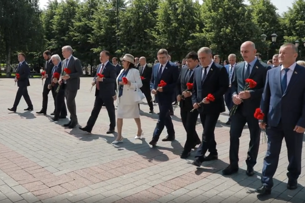 Делегация парламента РЮО возложила цветы к Могиле Неизвестного солдата у Кремлевской стены  - Sputnik Южная Осетия