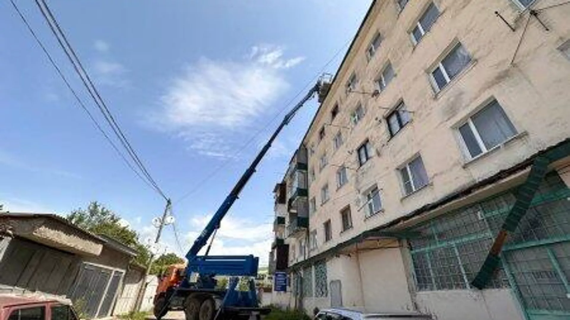 ЖЭК Цхинвала очищает водосточные системы кровель домов
