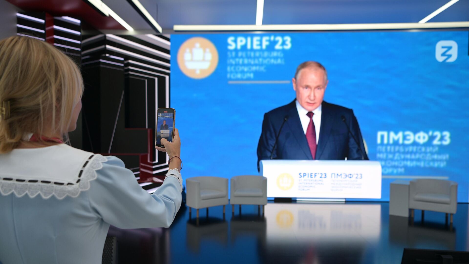Президент России Владимир Путин выступает на пленарном заседании ПМЭФ - Sputnik Южная Осетия, 1920, 16.06.2023