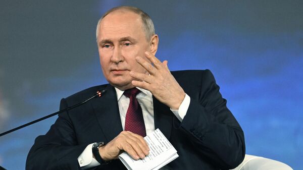 Президент РФ Владимир Путин на пленарном заседании Петербургского международного экономического форума - Sputnik Южная Осетия