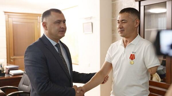 Алан Гаглоев наградил Медалью Защитнику Отечества Азата Нуртышева - Sputnik Южная Осетия