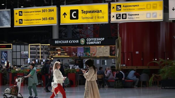 Люди в международном аэропорту Шереметьево. Архивное фото  - Sputnik Южная Осетия