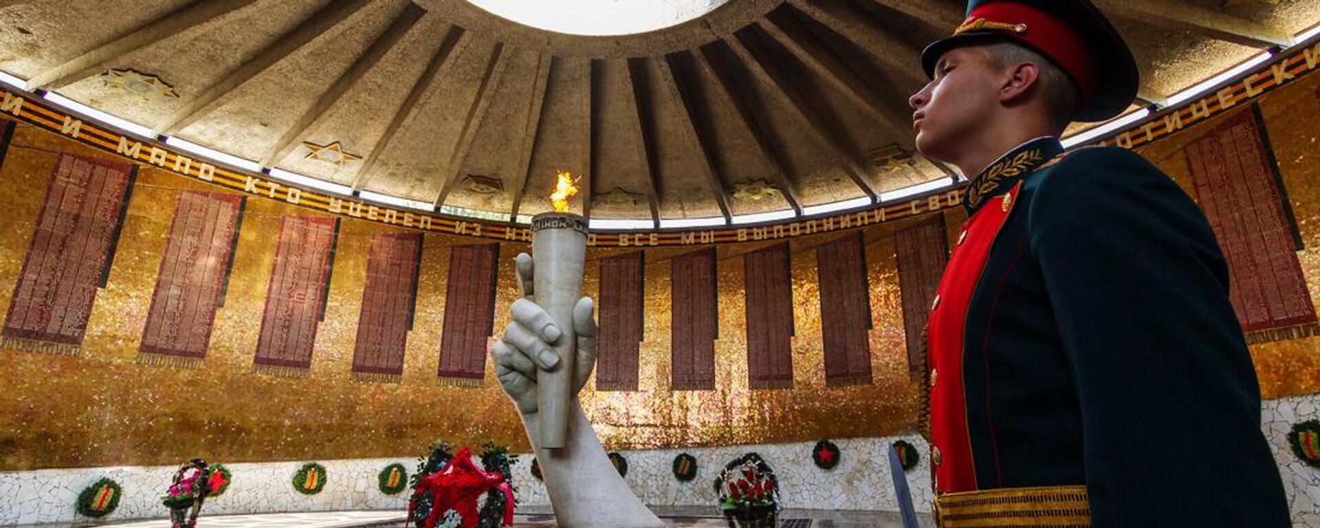 Военнослужащие ЮВО почтили память павших в Великой Отечественной войне - Sputnik Южная Осетия, 1920, 16.12.2025