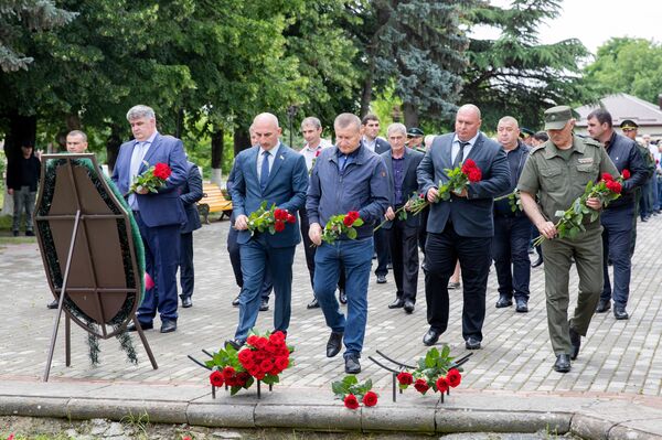Возложение цветов в день годовщины начала ВОВ - Sputnik Южная Осетия