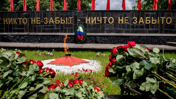 Возложение цветов в день годовщины начала ВОВ - Sputnik Южная Осетия
