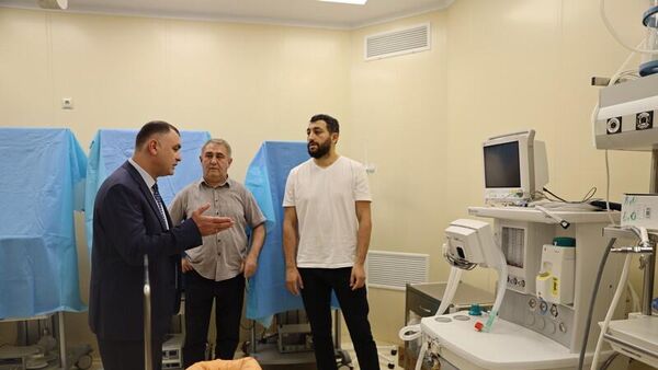 Президент Алан Гаглоев в рамках инспекционной поездки посетил Республиканский многопрофильный медицинский центр (РММЦ).  - Sputnik Южная Осетия