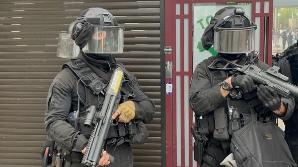 Сотрудники полиции во время беспорядков во французском Нантере - Sputnik Южная Осетия