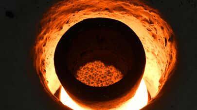 Расплавленный металл в тигле. Архивное фото 