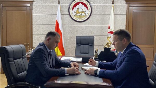 Президент Алан Гаглоев и министр образования Аслан Лолаев - Sputnik Южная Осетия
